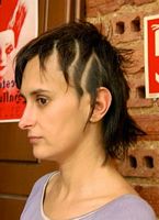 fryzury krótkie asymetryczne - uczesanie damskie zdjęcie numer 154A